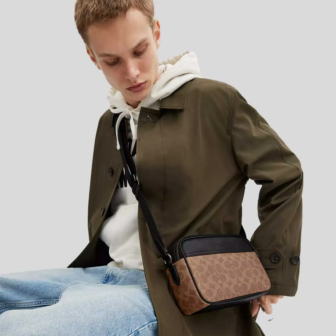Coach Crossbody Bag COACH Graham Crossbody Bag In Signature Canvas Tan/Black CV921