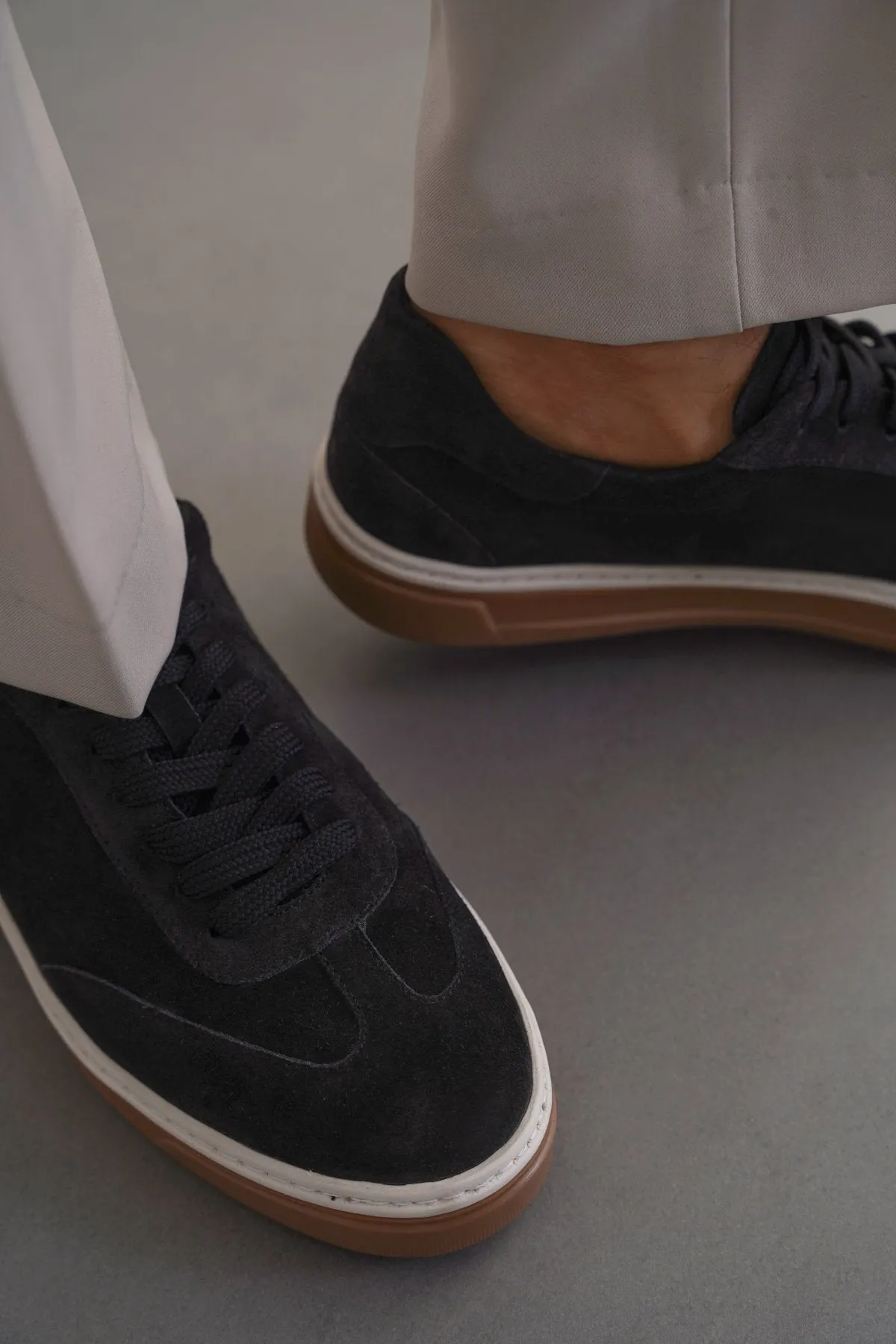 LACE-UP LEATHER SNEAKER