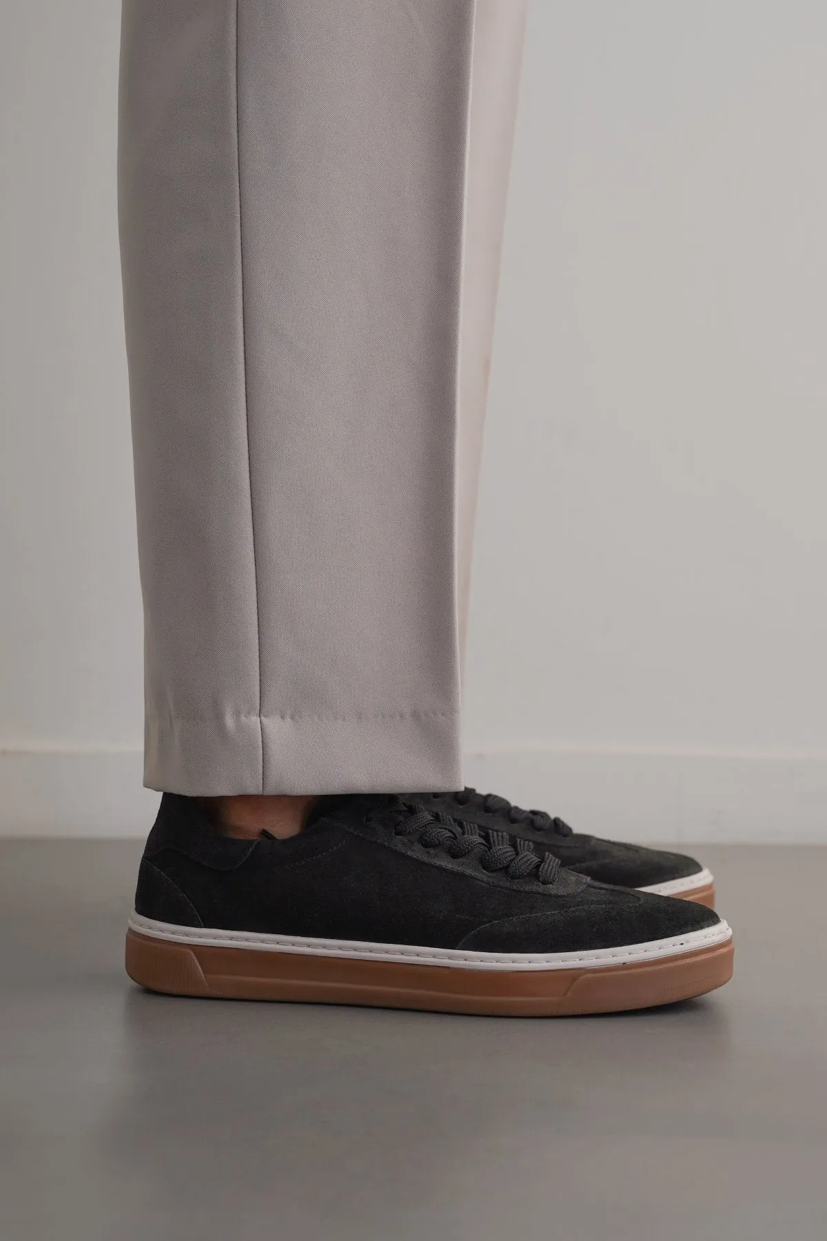 LACE-UP LEATHER SNEAKER
