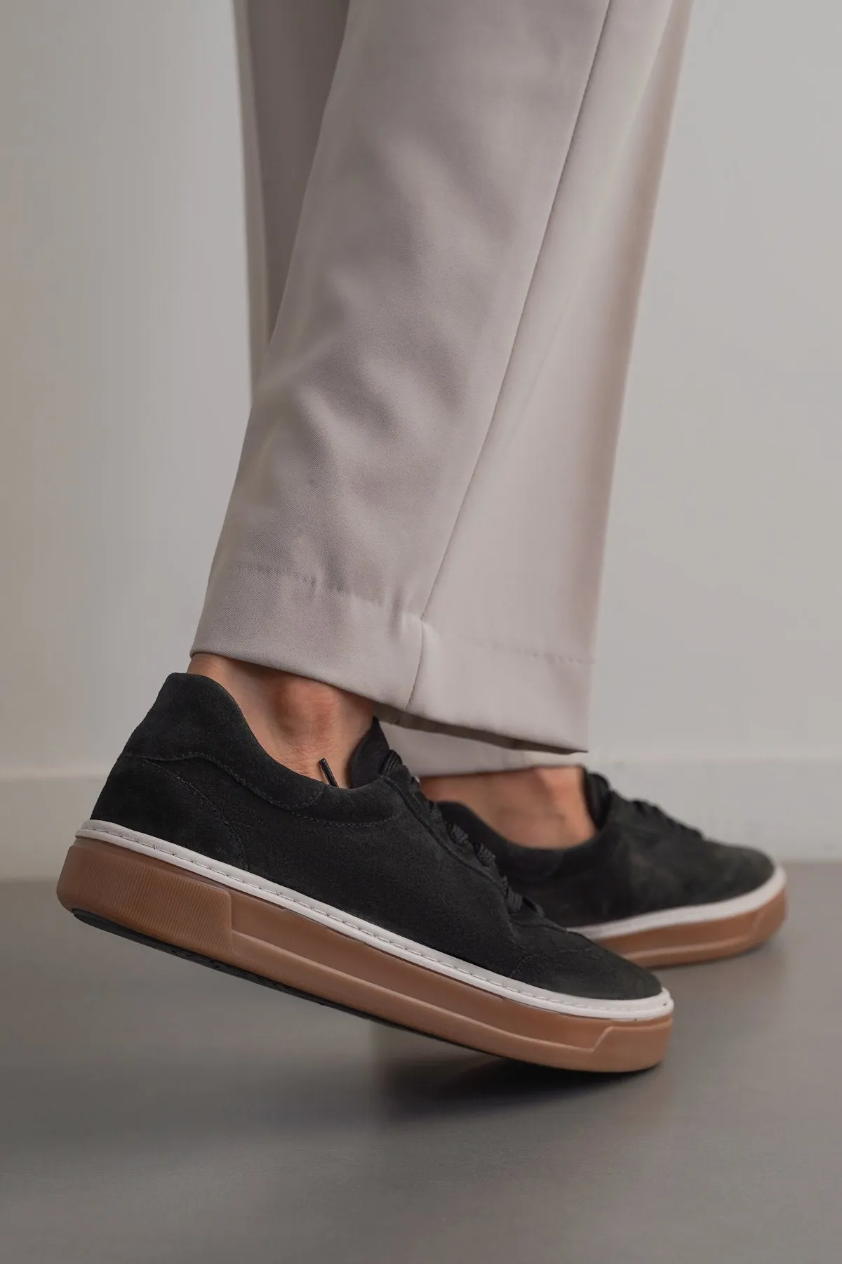 LACE-UP LEATHER SNEAKER