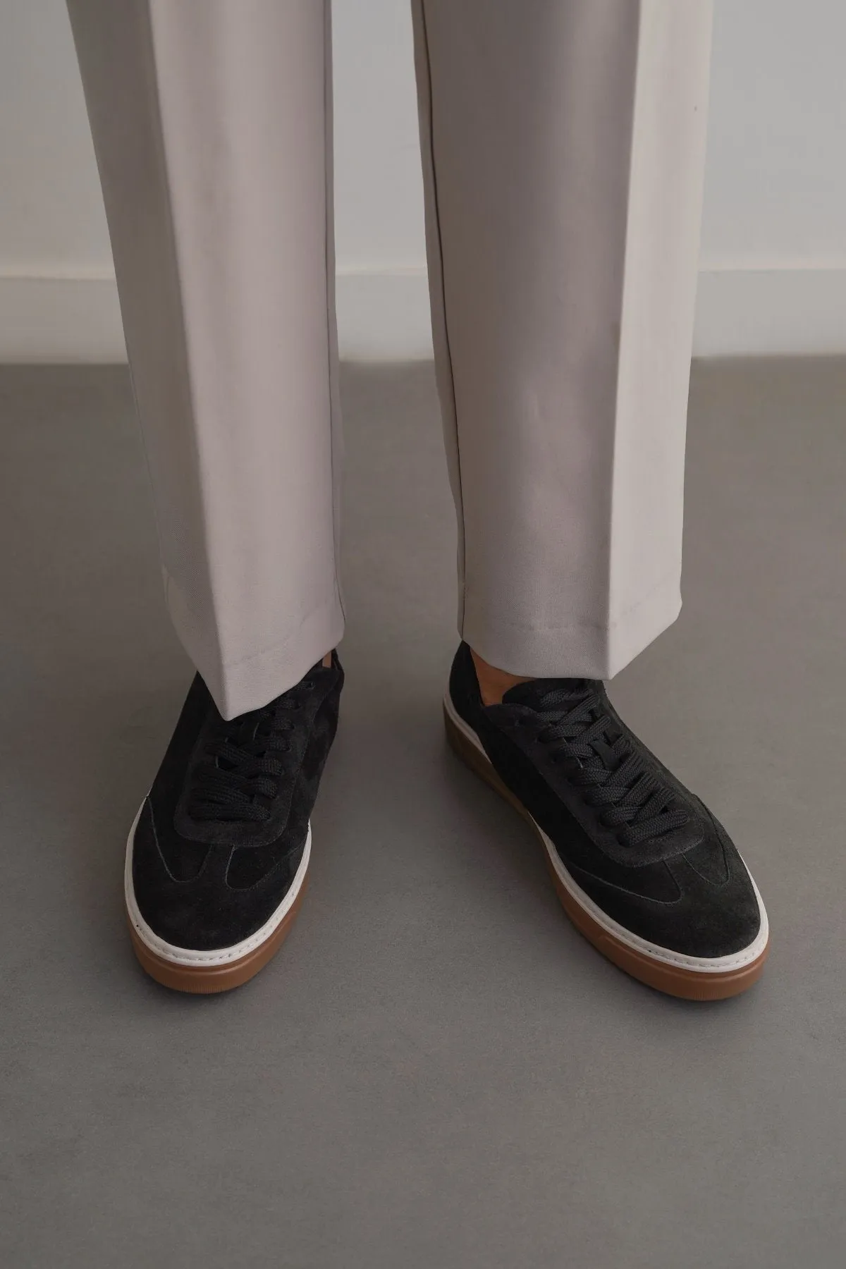 LACE-UP LEATHER SNEAKER